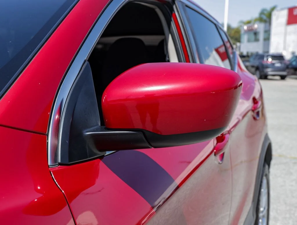 Used 2018 Red Nissan S image 11