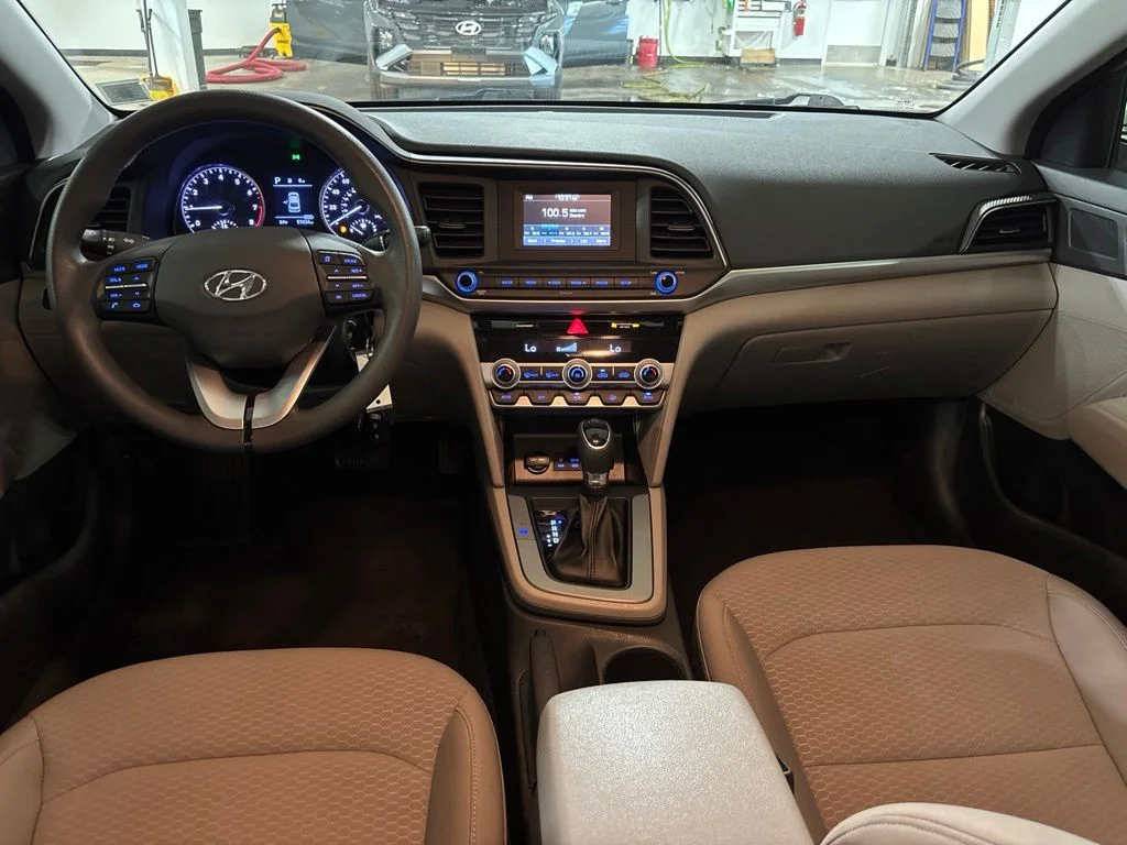 Used 2020 Silver Hyundai SE image 9