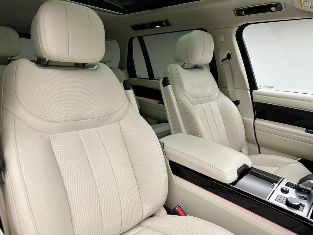 Used 2023 Batumi Gold Premium Metallic Land Rover SE image 18