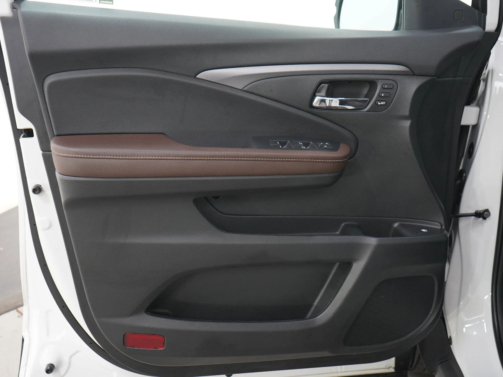 Used 2025 White Honda ridgeline image 21
