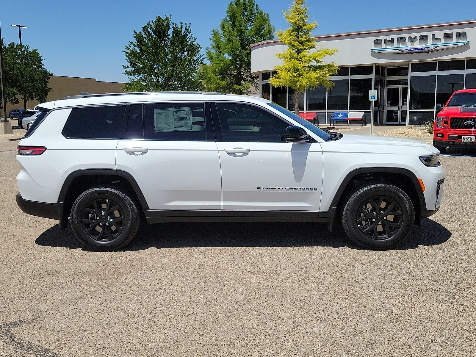 New 2026 PW7 Bright Whit Jeep L LAREDO ALTITUDE 4X4 image 5