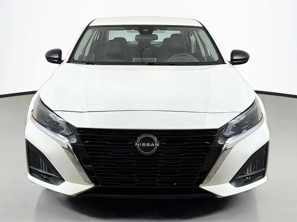 Used 2025 Glacier White Nissan 2.5 SV image 9