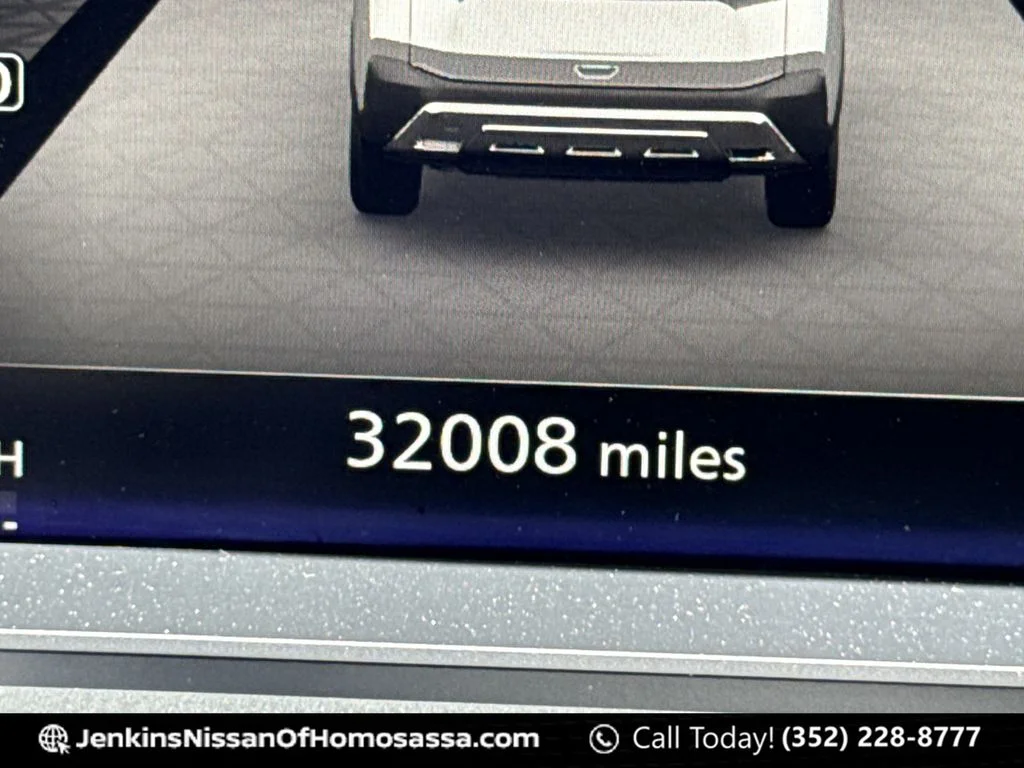 Used 2021 Silver Nissan Platinum image 48
