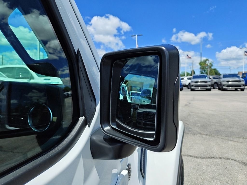 New 2026 Bright White Clear-Coat Exterior Paint Jeep Sahara image 17