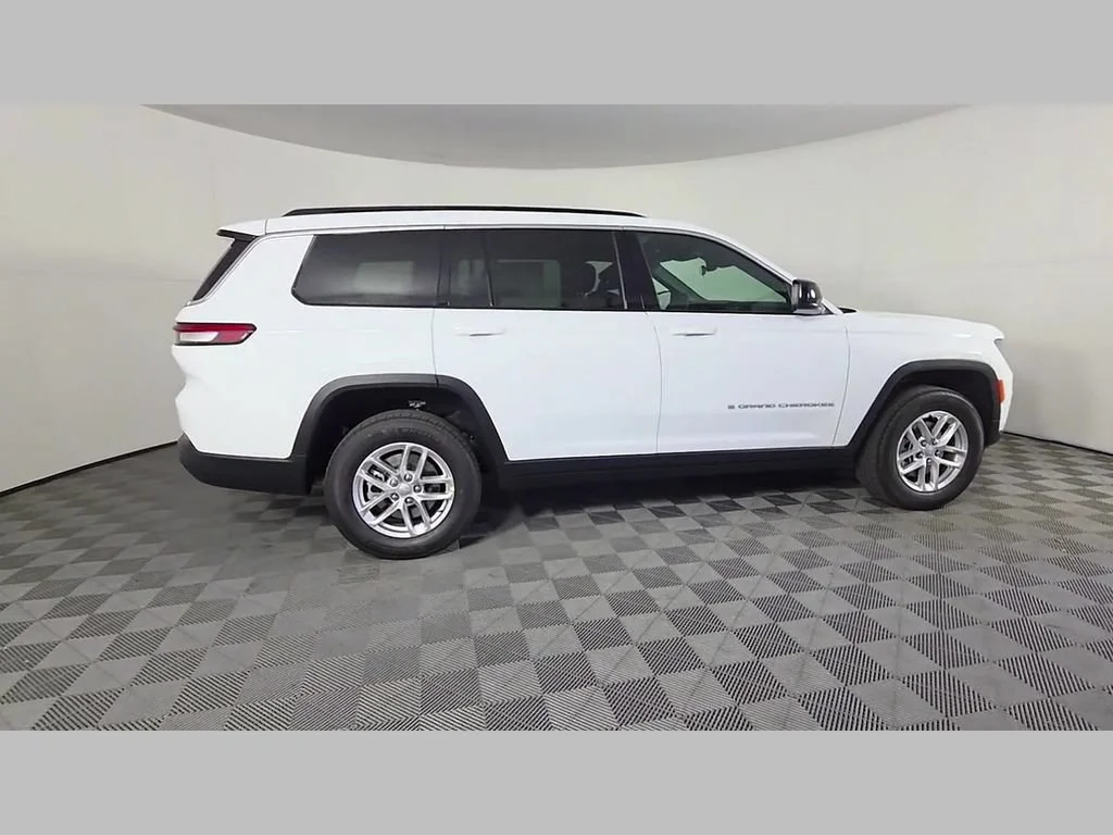 New 2026 Bright White Clear-Coat Exterior Paint Jeep Laredo X image 24