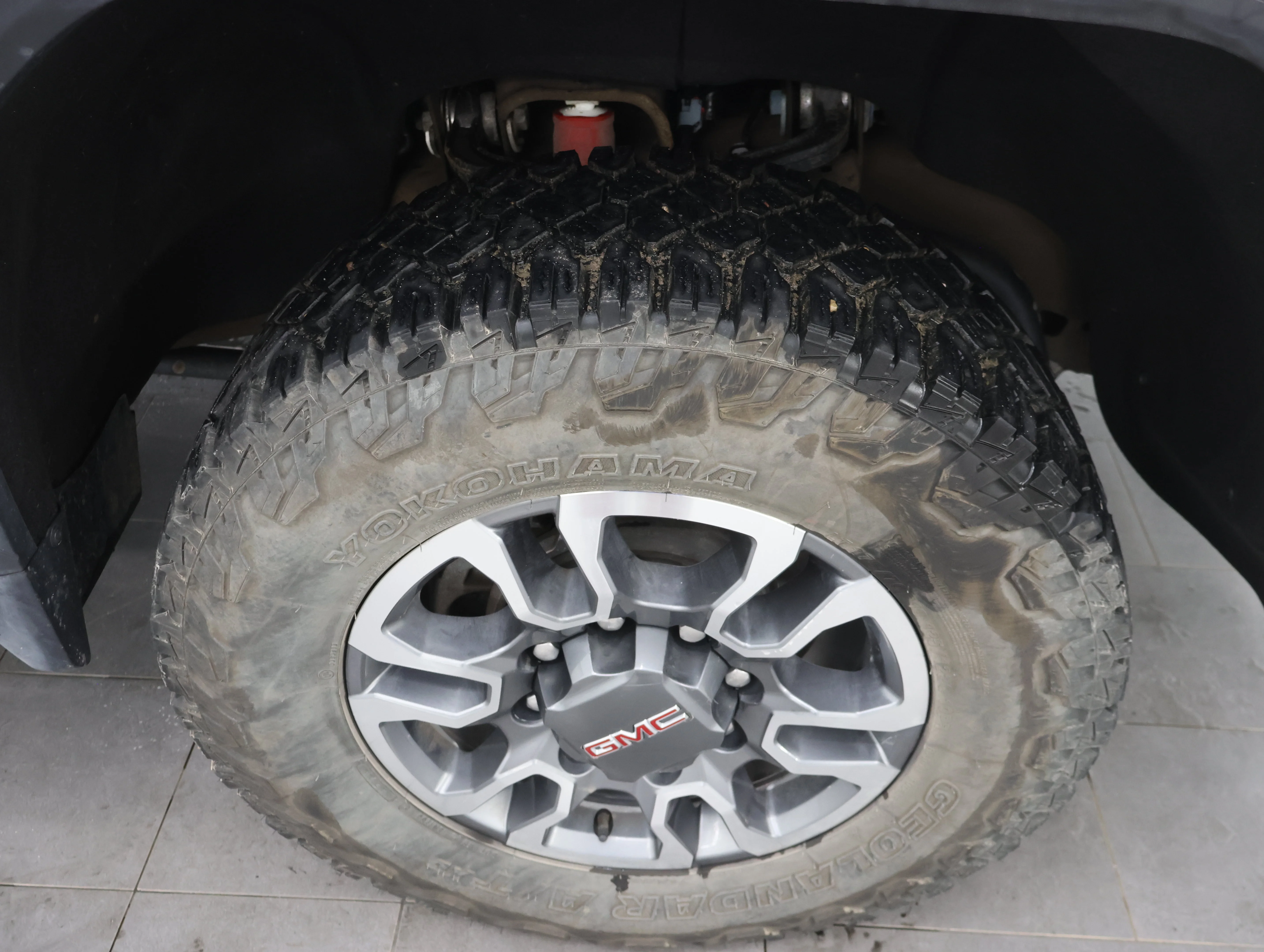Used 2025 Summit White GMC SLE image 3
