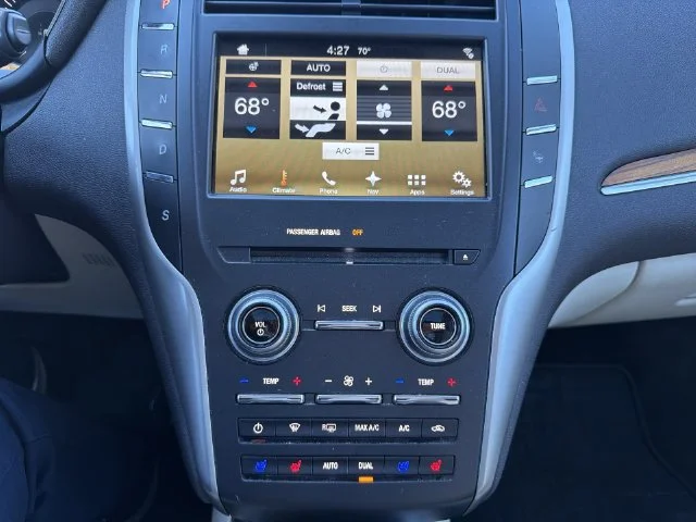 Used 2016 White Lincoln Reserve image 19
