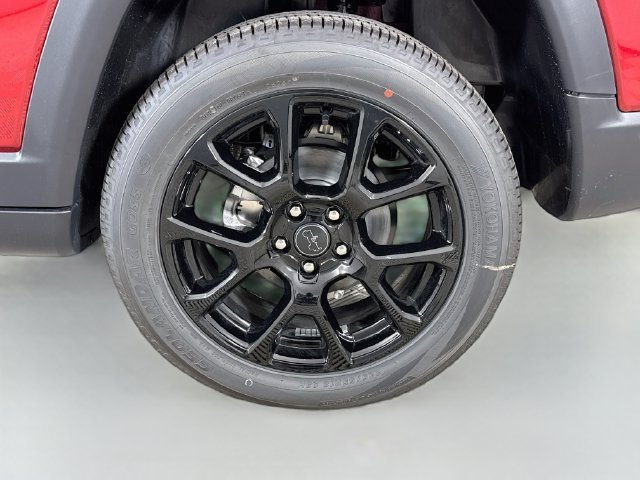 New 2026 Red Hot Pearl-Coat Exterior Paint Jeep Latitude image 28