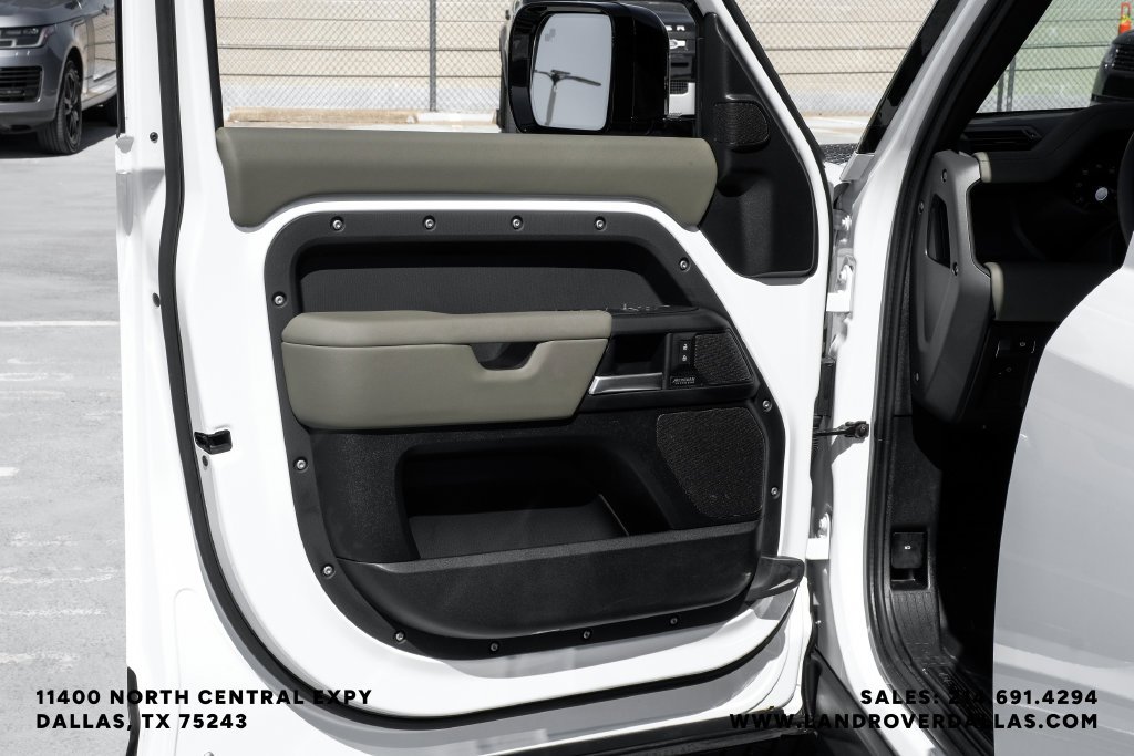 Used 2025 White Land Rover X-Dynamic SE image 48