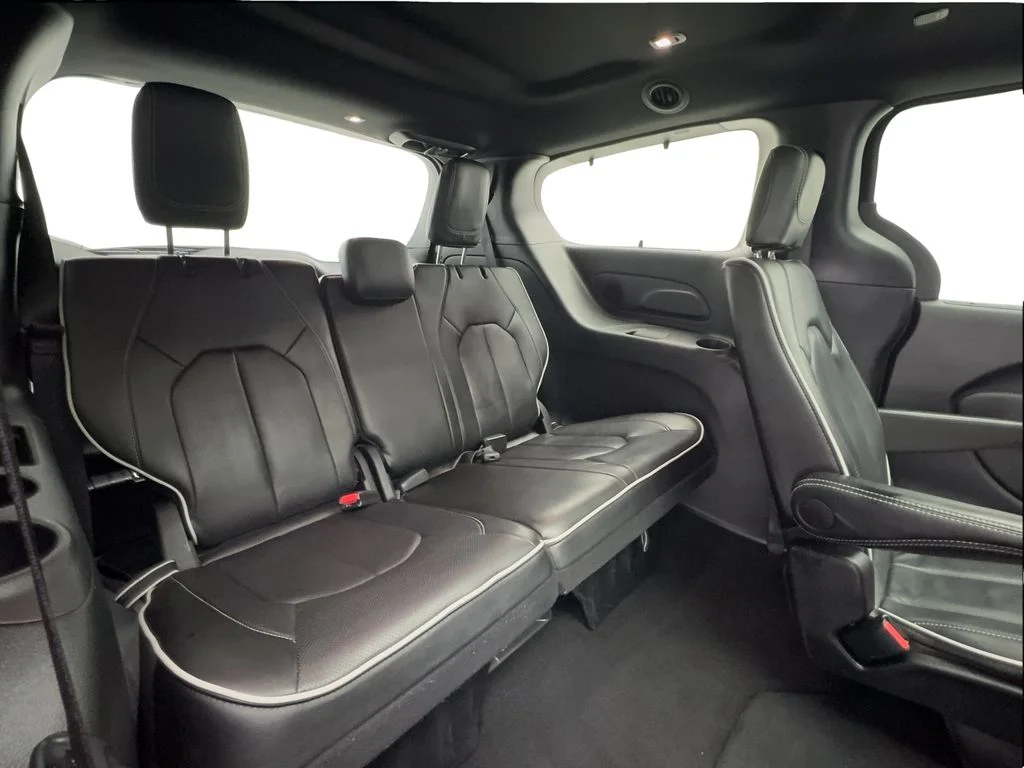 Used 2025 Black Chrysler Limited image 27