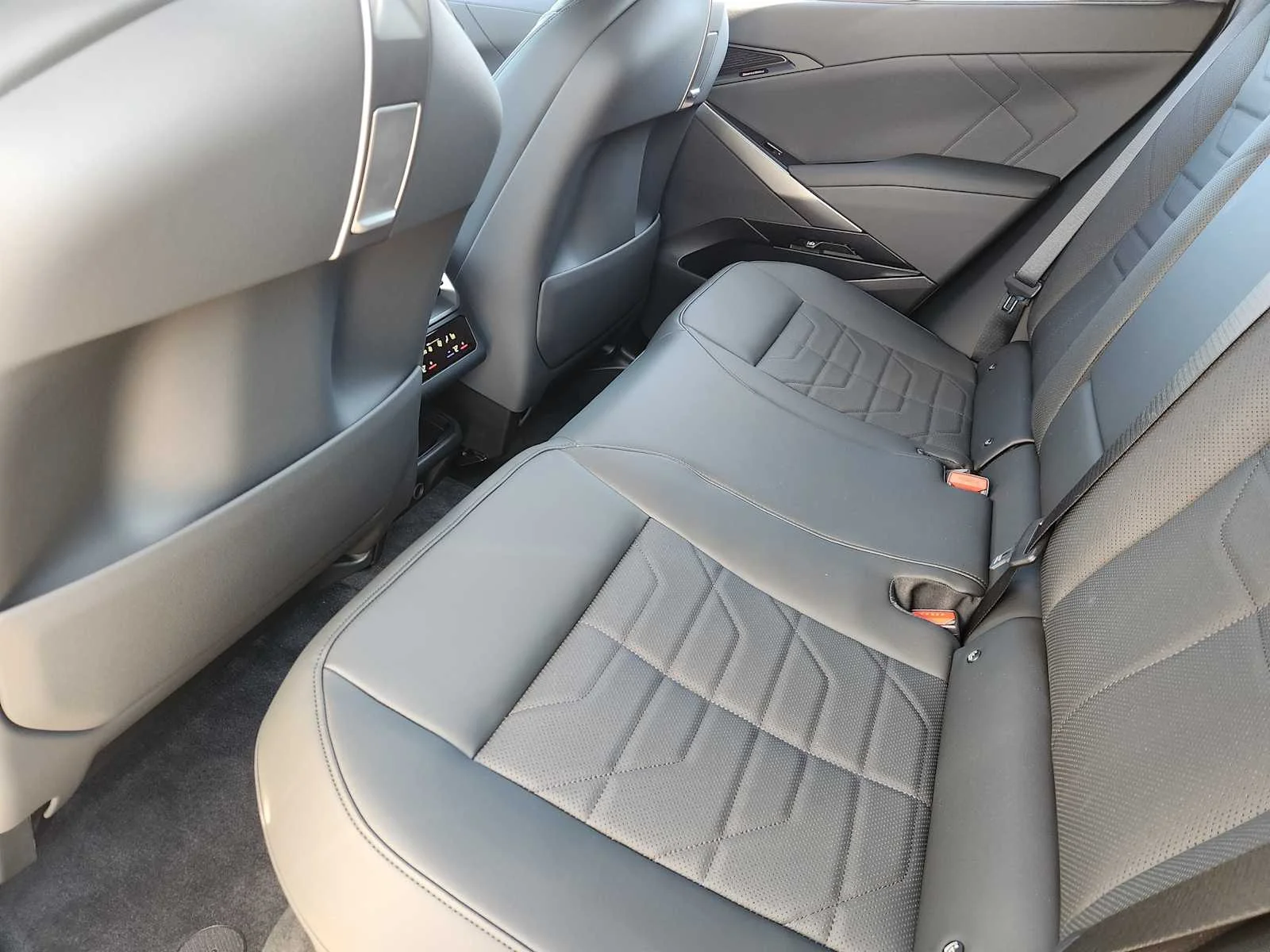 New 2027 Space Silver Metallic BMW 40 xDrive image 7