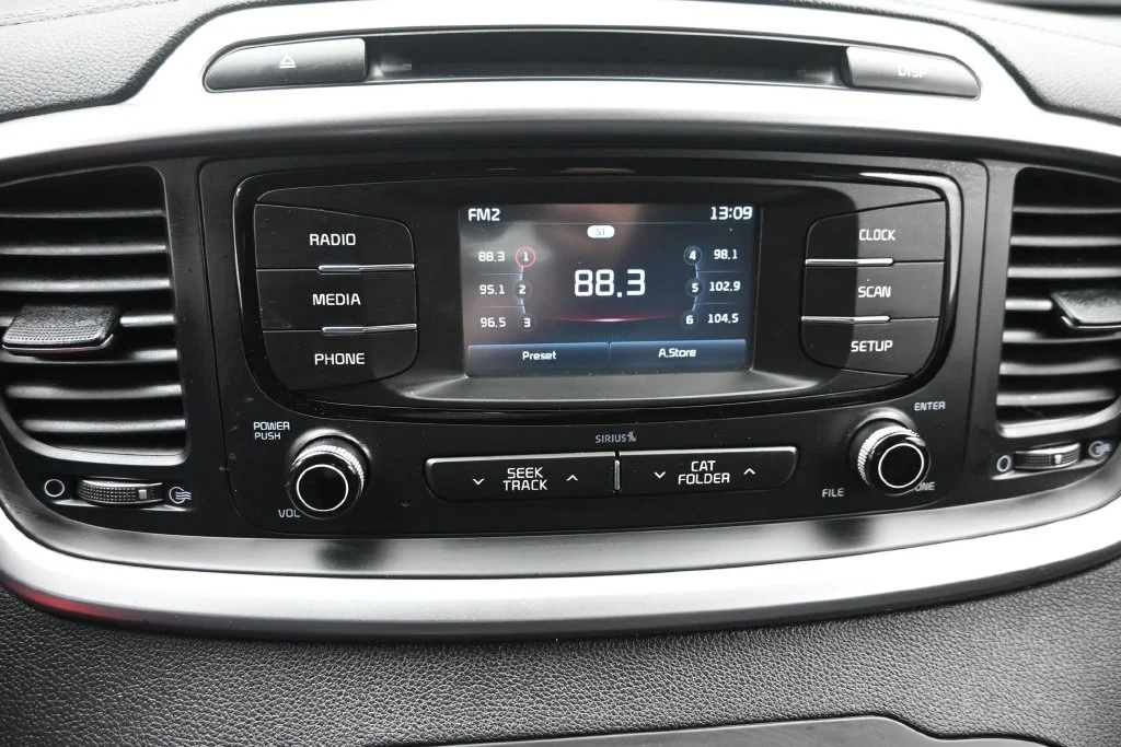 Used 2016 Silver Kia LX image 19