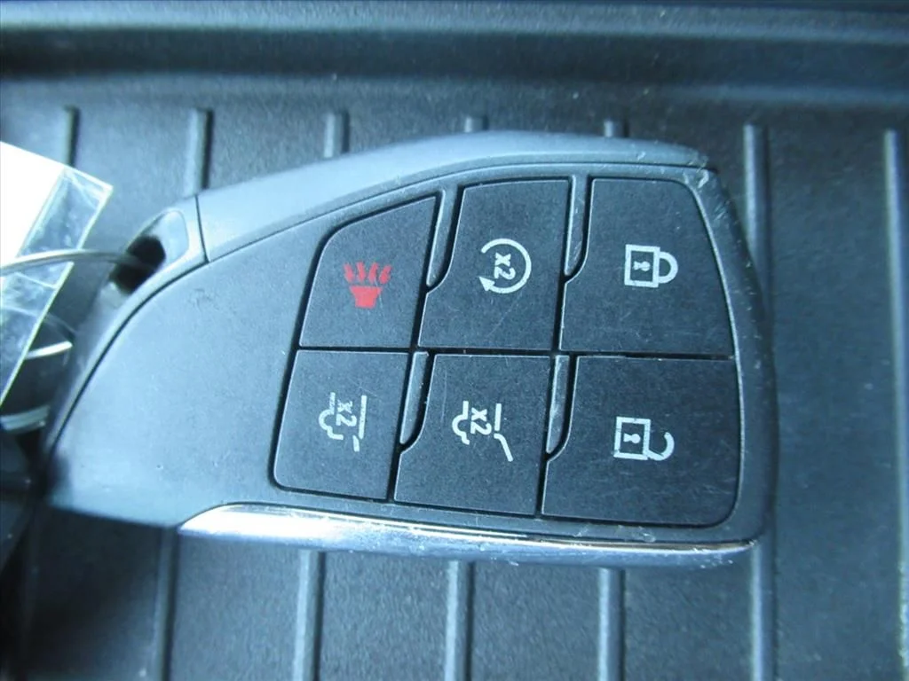 Used 2022 Black GMC SLT image 31