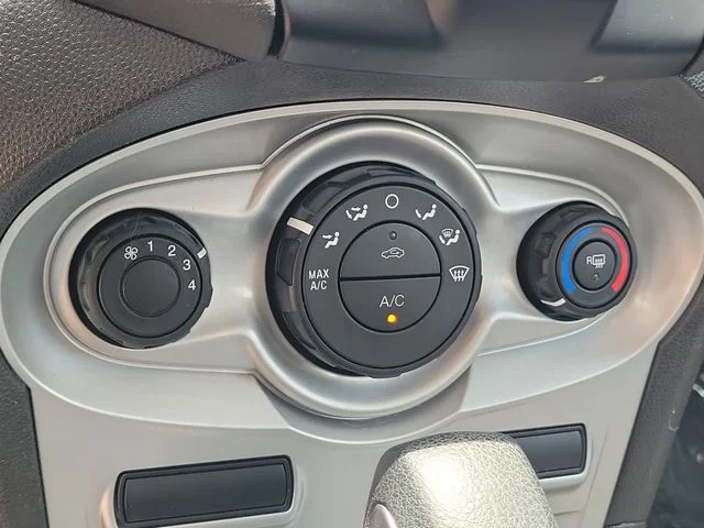 Used 2019 Ingot Silver Ford SE image 27