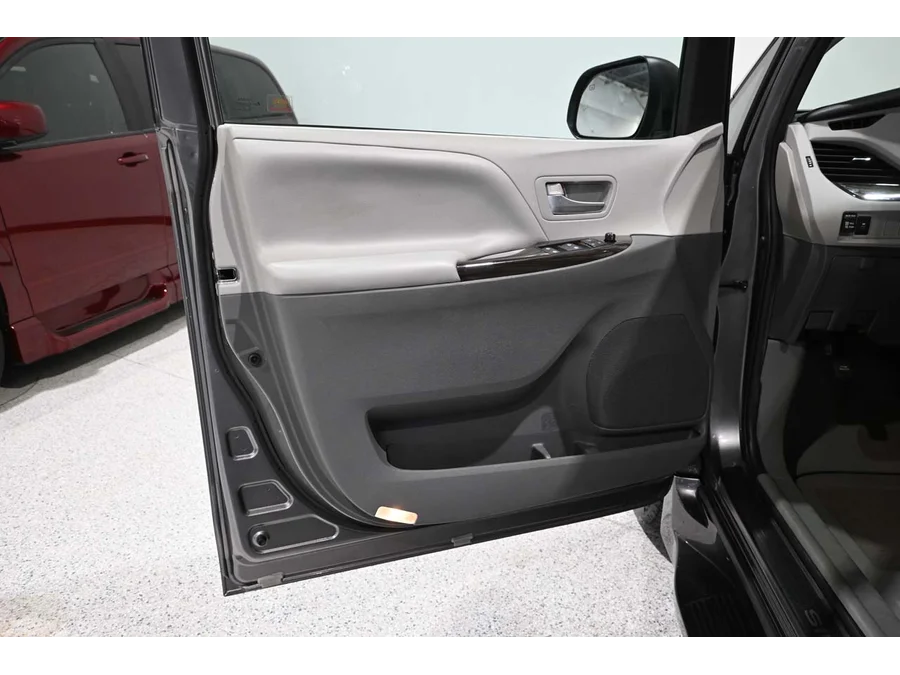 Used 2020 GRAY Toyota XLE Mobility Handicap Van image 30