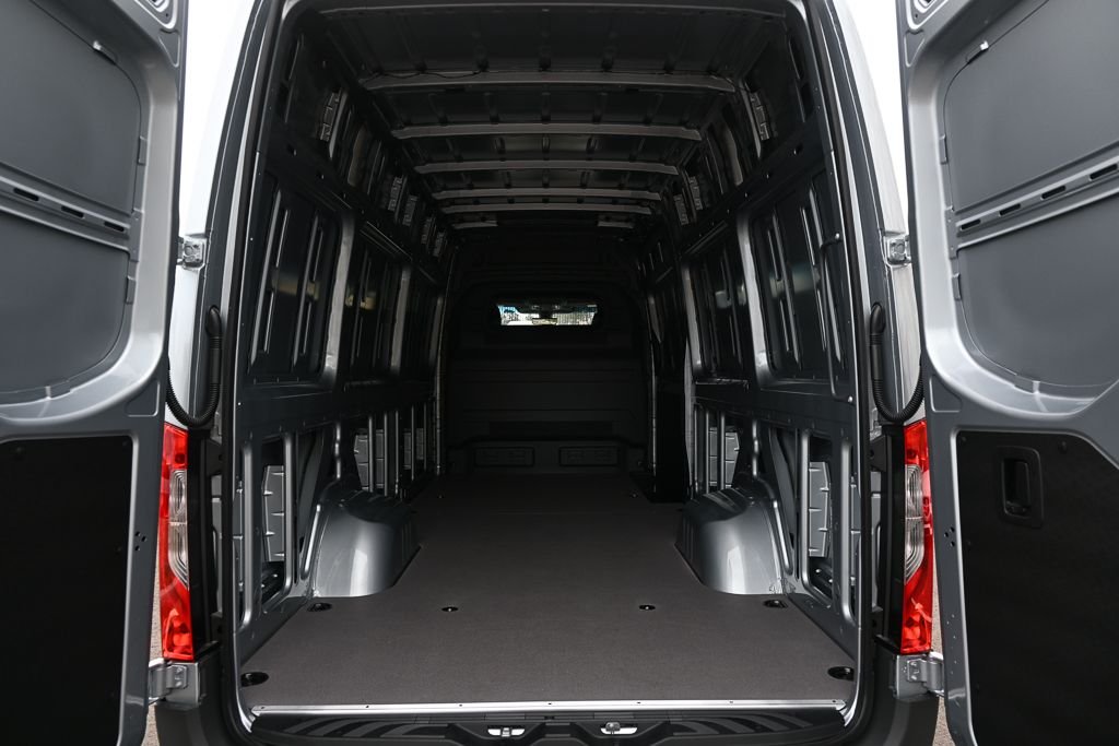 Used 2026 High-tech silver metallic Mercedes-Benz Cargo 170 WB image 29