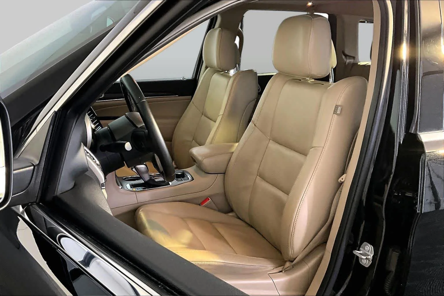 Used 2020 Diamond Black Crystal Pearlcoat Jeep Limited image 9