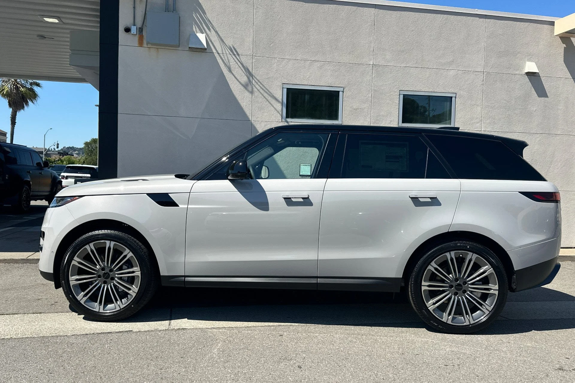 New 2026 Borasco Grey Land Rover SE image 5