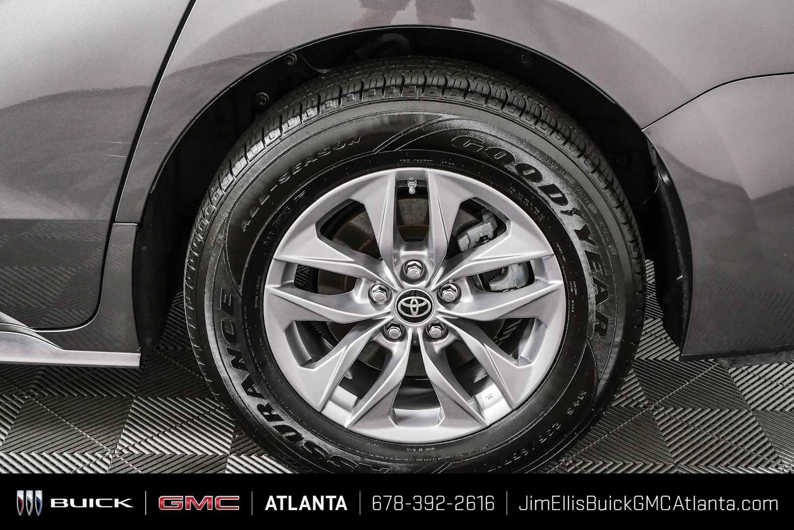 2024 Toyota Sienna XLE - Photo 39