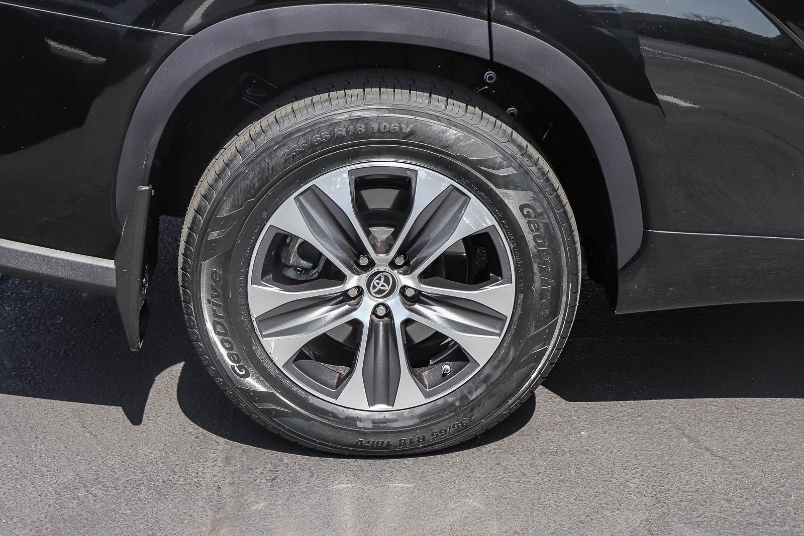 Used 2022 Midnight Black Metallic Toyota XLE image 9
