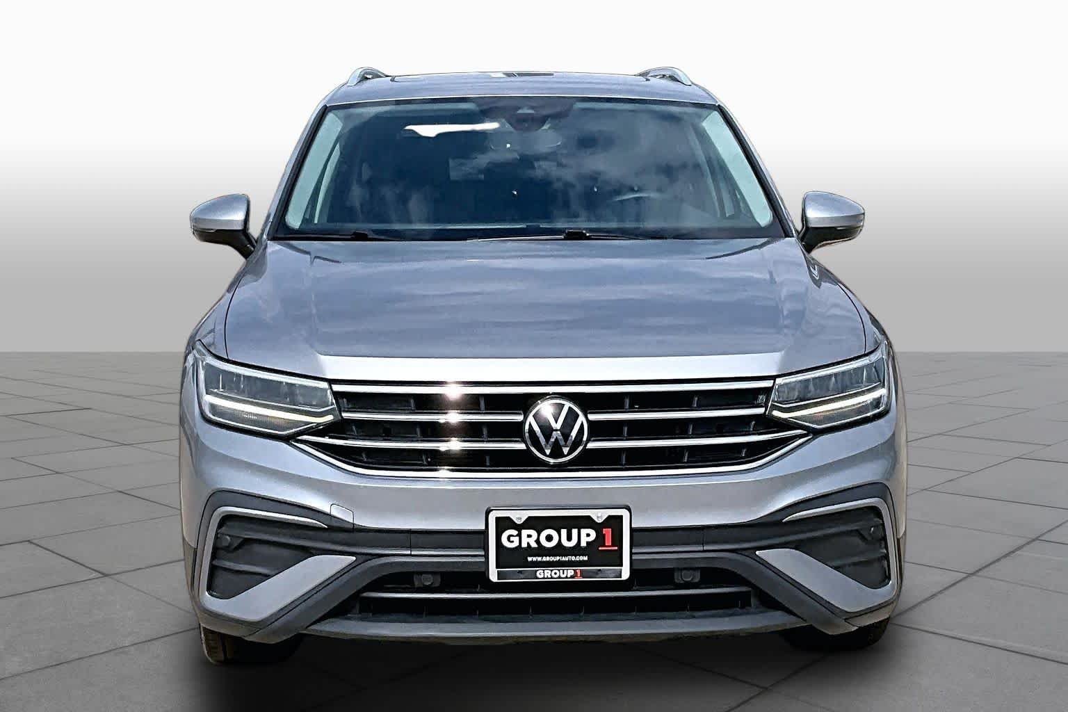 Used 2022 Pyrite Silver Metallic Volkswagen SE image 4
