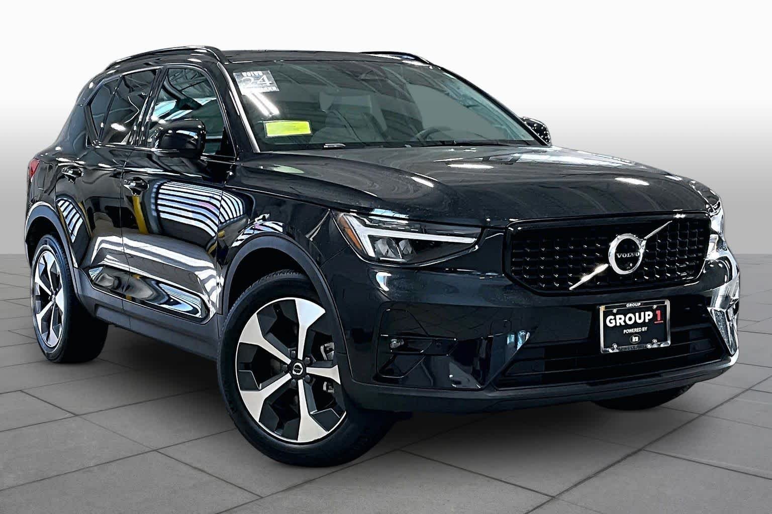 Used 2024 Onyx Black Metallic Volvo Plus Dark Theme image 3