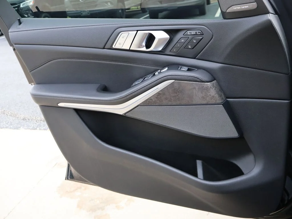 Used 2021 Black BMW xDrive40i image 62
