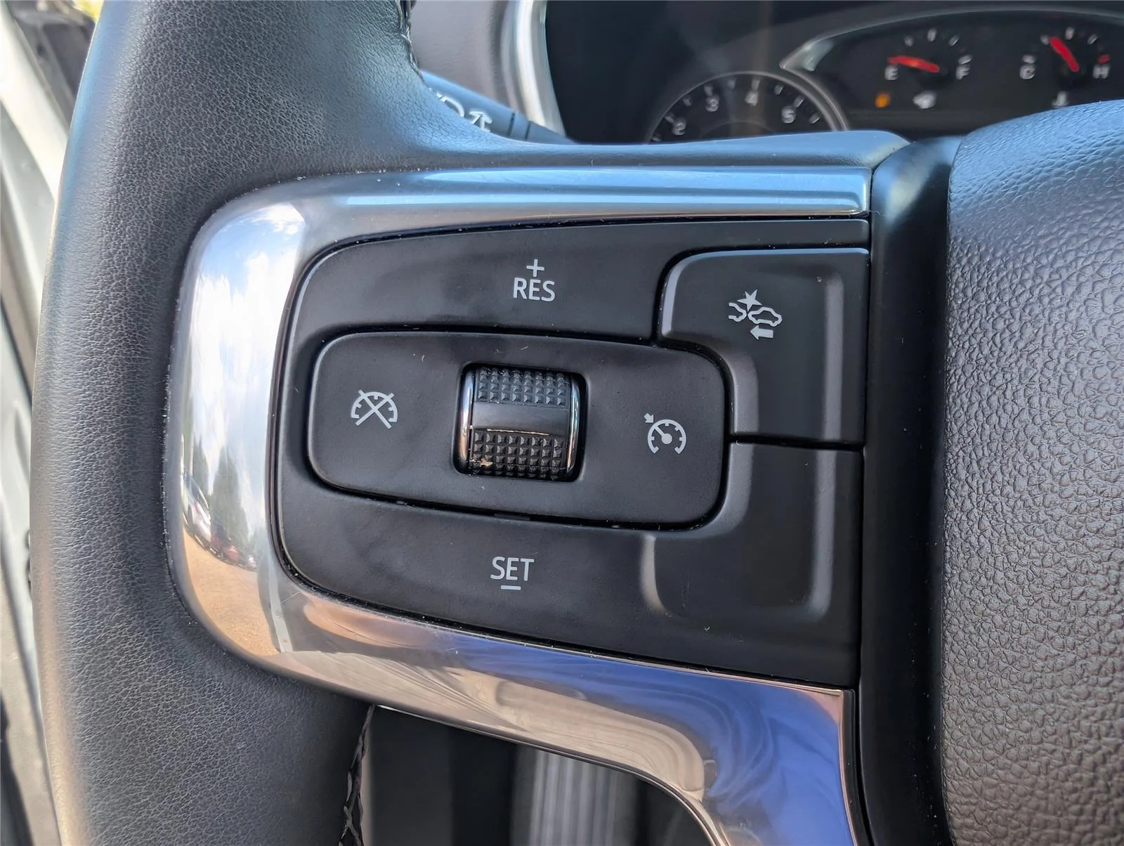 Used 2024 Summit White Chevrolet 3LT image 27