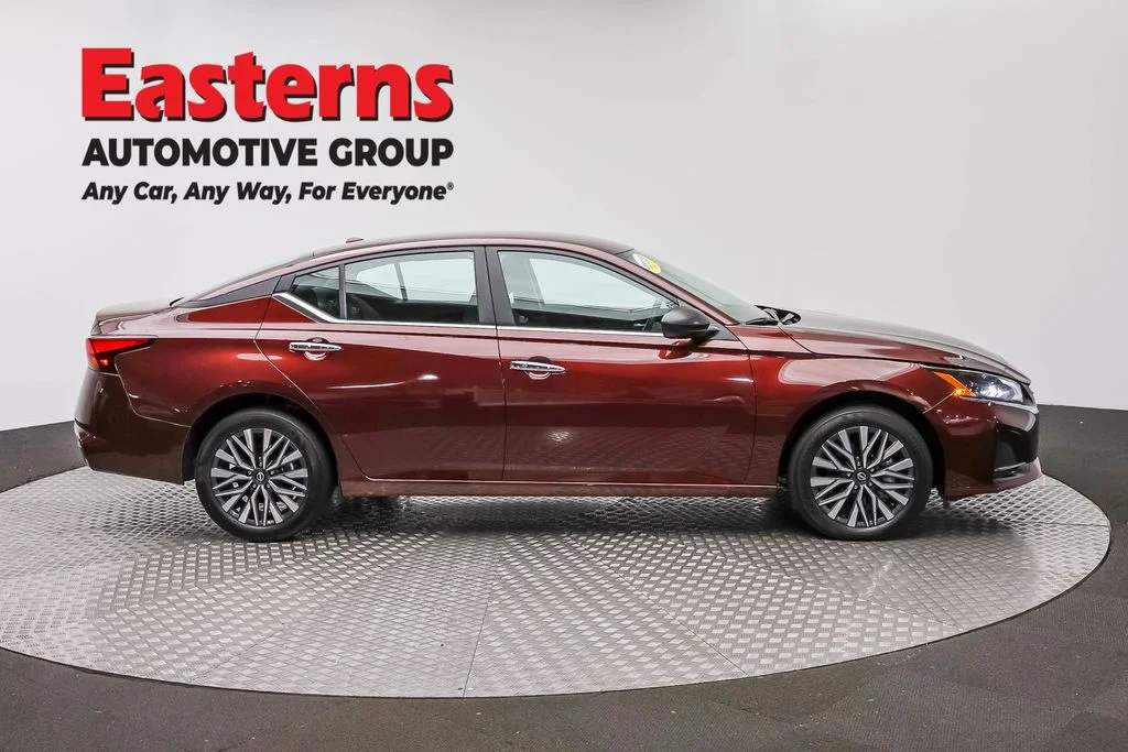 Used 2025 Red Nissan 2.5 SV image 4