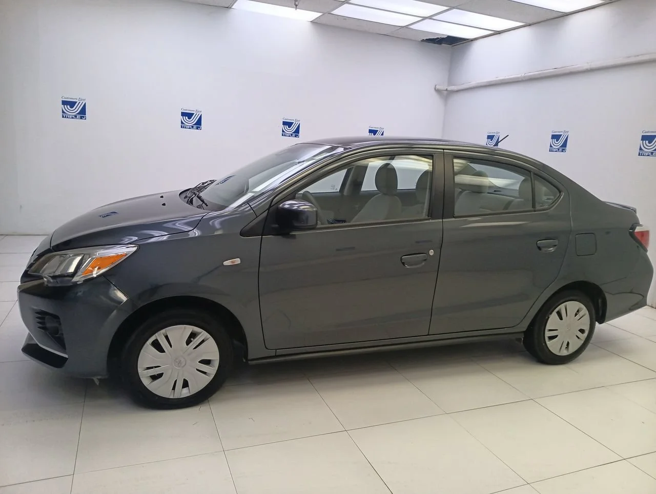 Used 2024 Graphite Gray Mitsubishi ES image 5