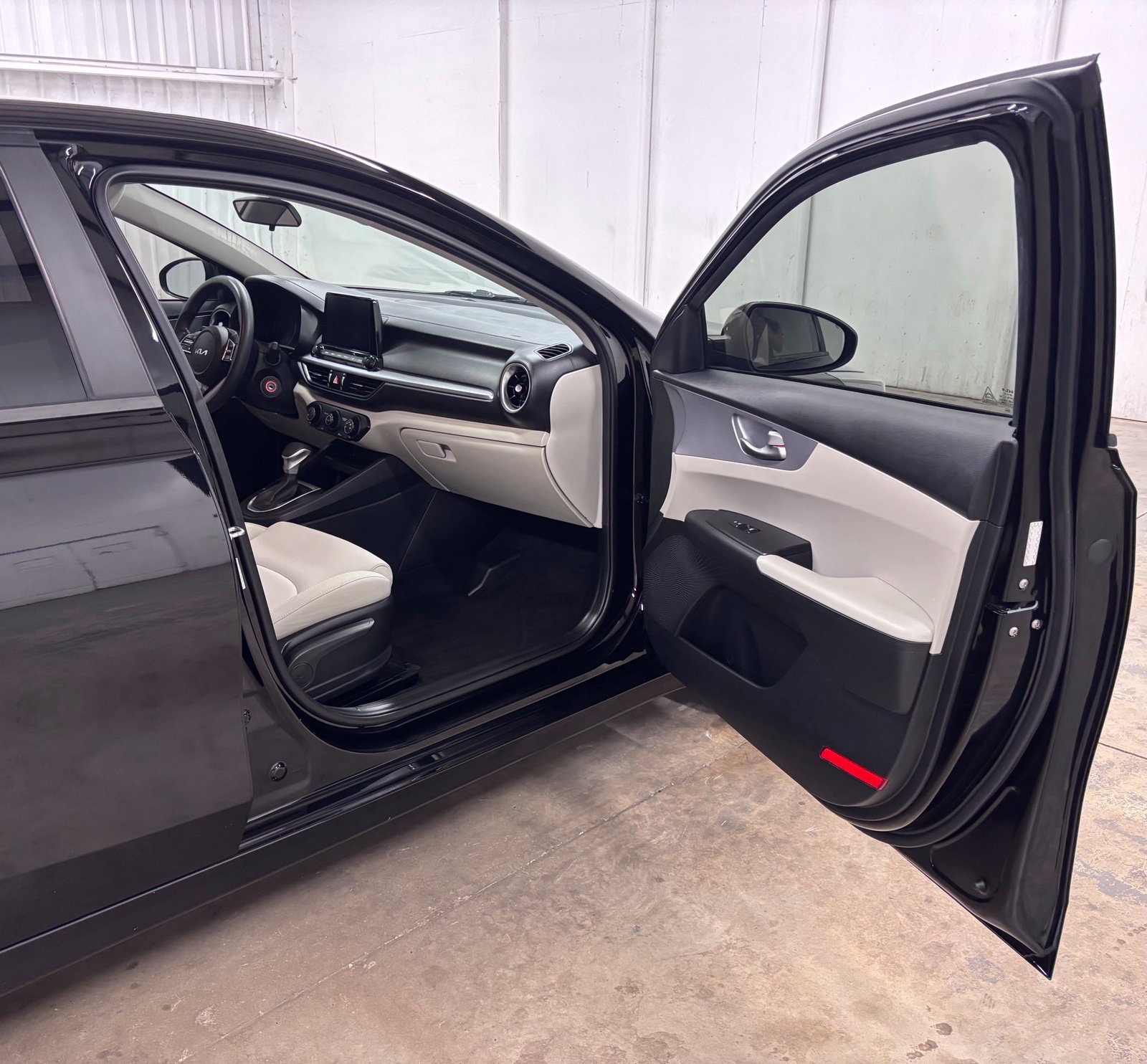 Used 2022 Black Kia LXS image 17