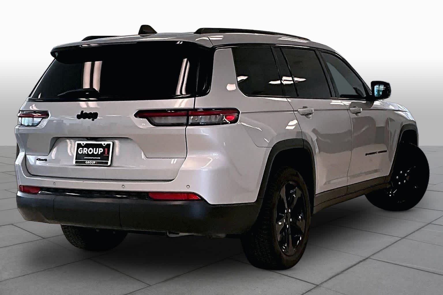 Used 2023 Silver Zynith Jeep Laredo image 12