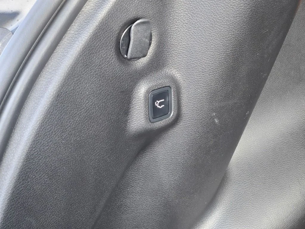 New 2026 Diamond Black Crystal Pearlcoat Jeep Latitude image 13