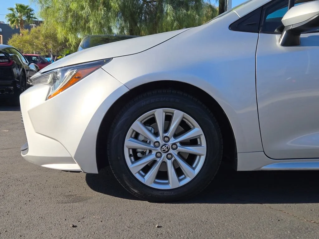Used 2024 Classic Silver Me Toyota LE image 9