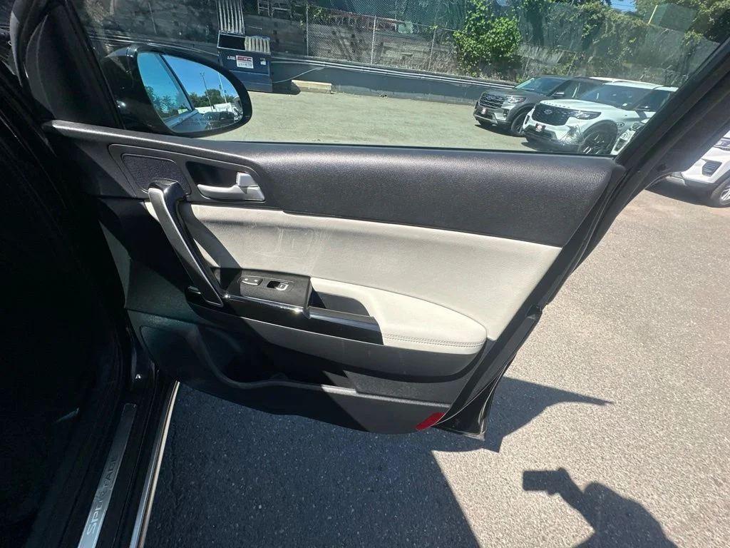 Used 2019 Red Kia EX image 33