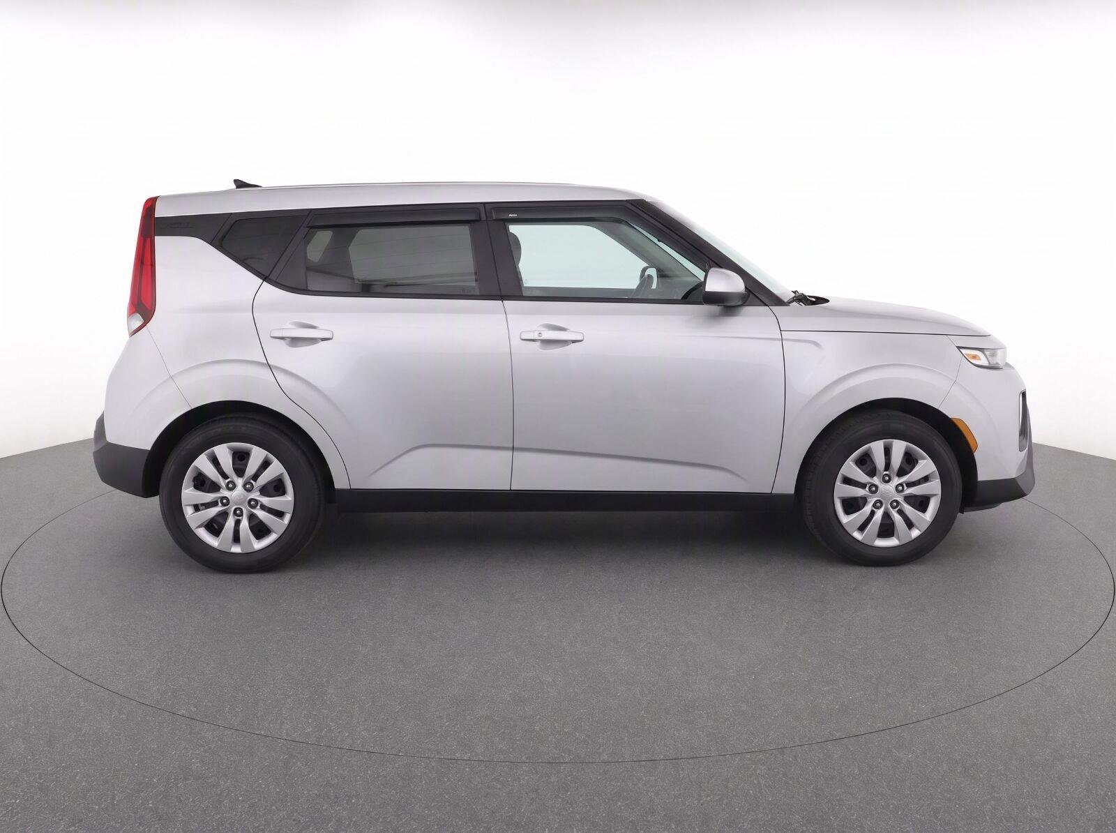 Used 2021 Sparkling Silver Kia LX image 8