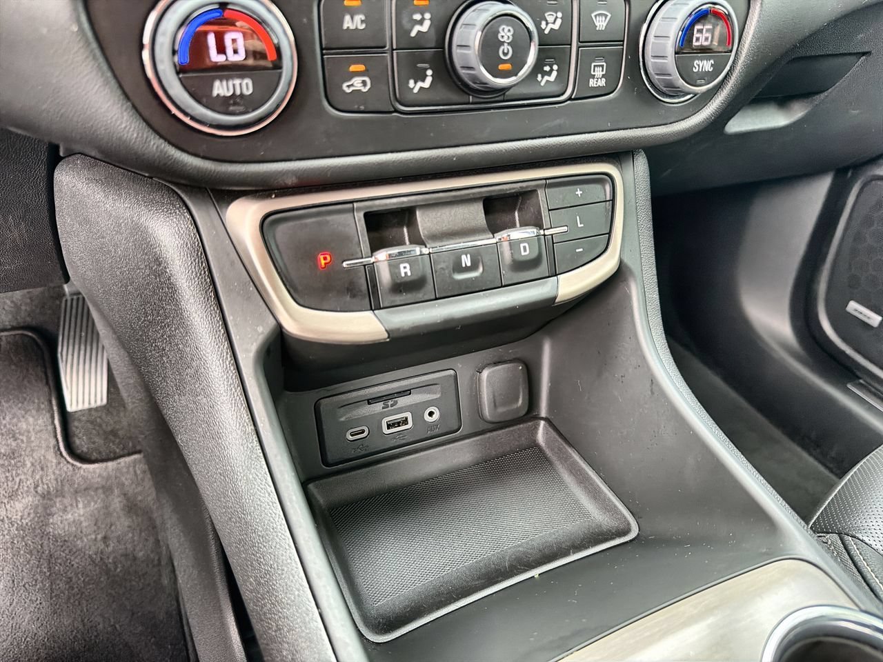 Used 2023 White Frost Tricoat GMC Denali image 14