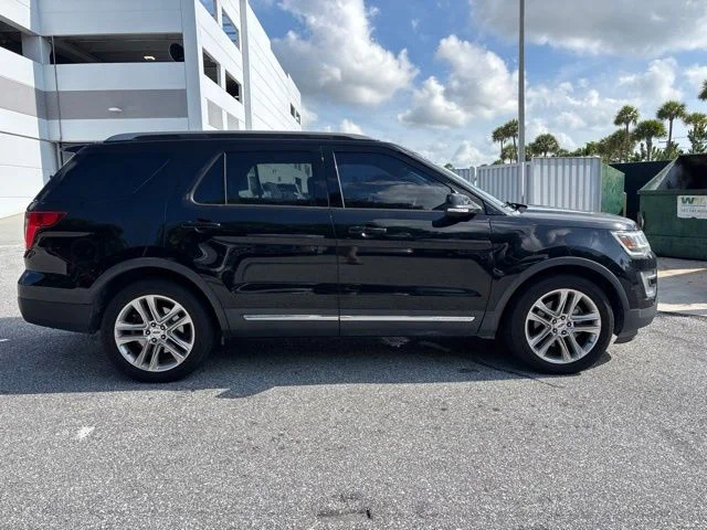 Used 2017 Black Ford XLT image 2