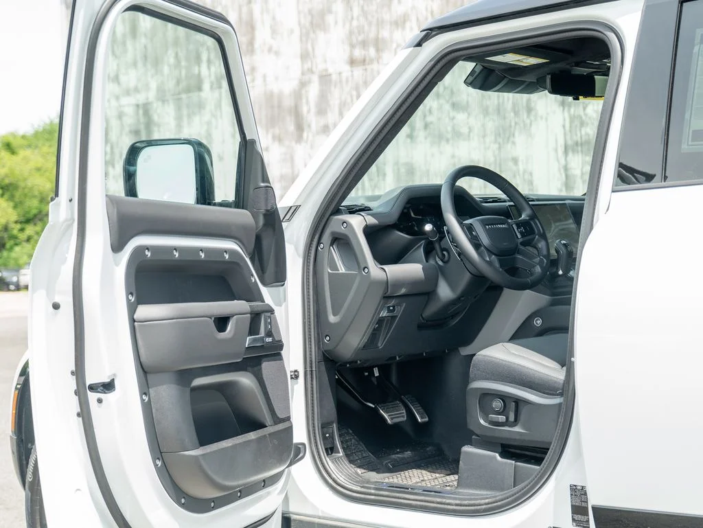 2026 Land Rover Defender V8 - Photo 10