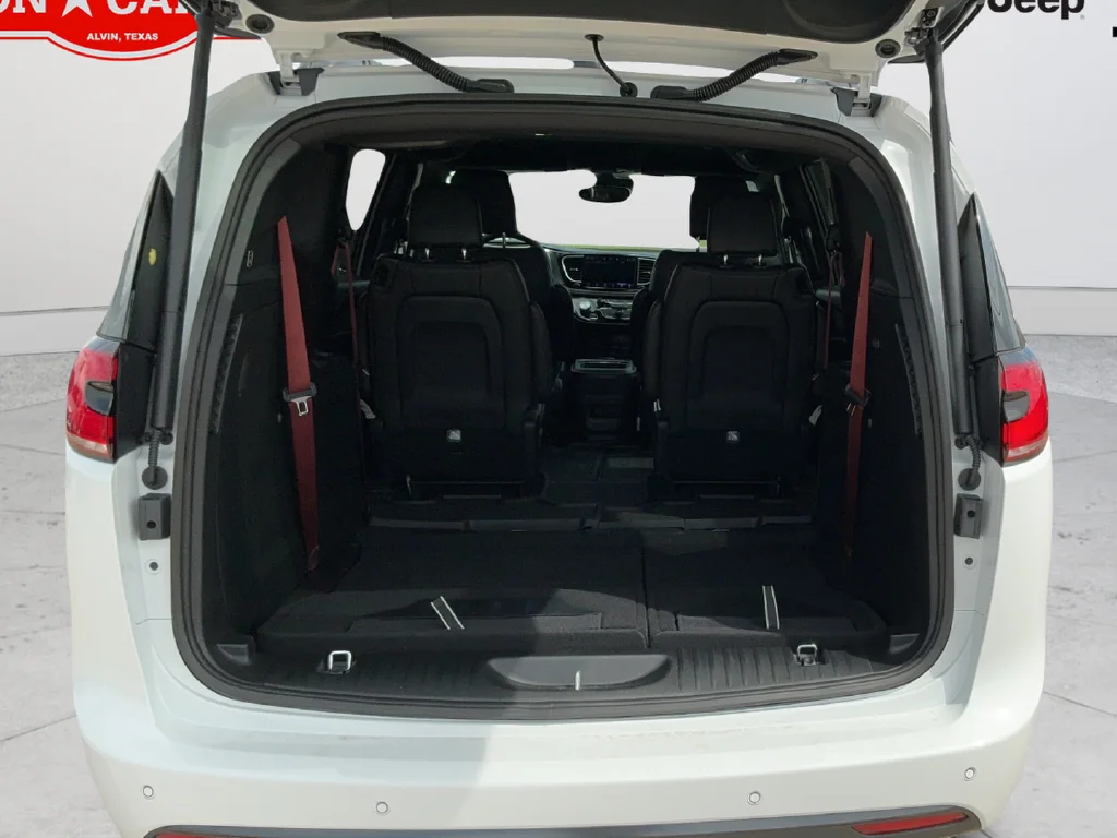 New 2027 Bright White Clear-Coat Paint Chrysler Select image 21