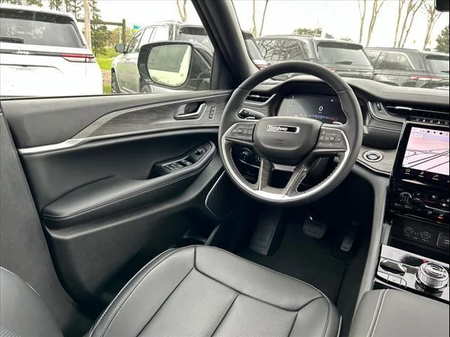 Used 2024 Rocky Mountain Pearlcoat Jeep  image 25