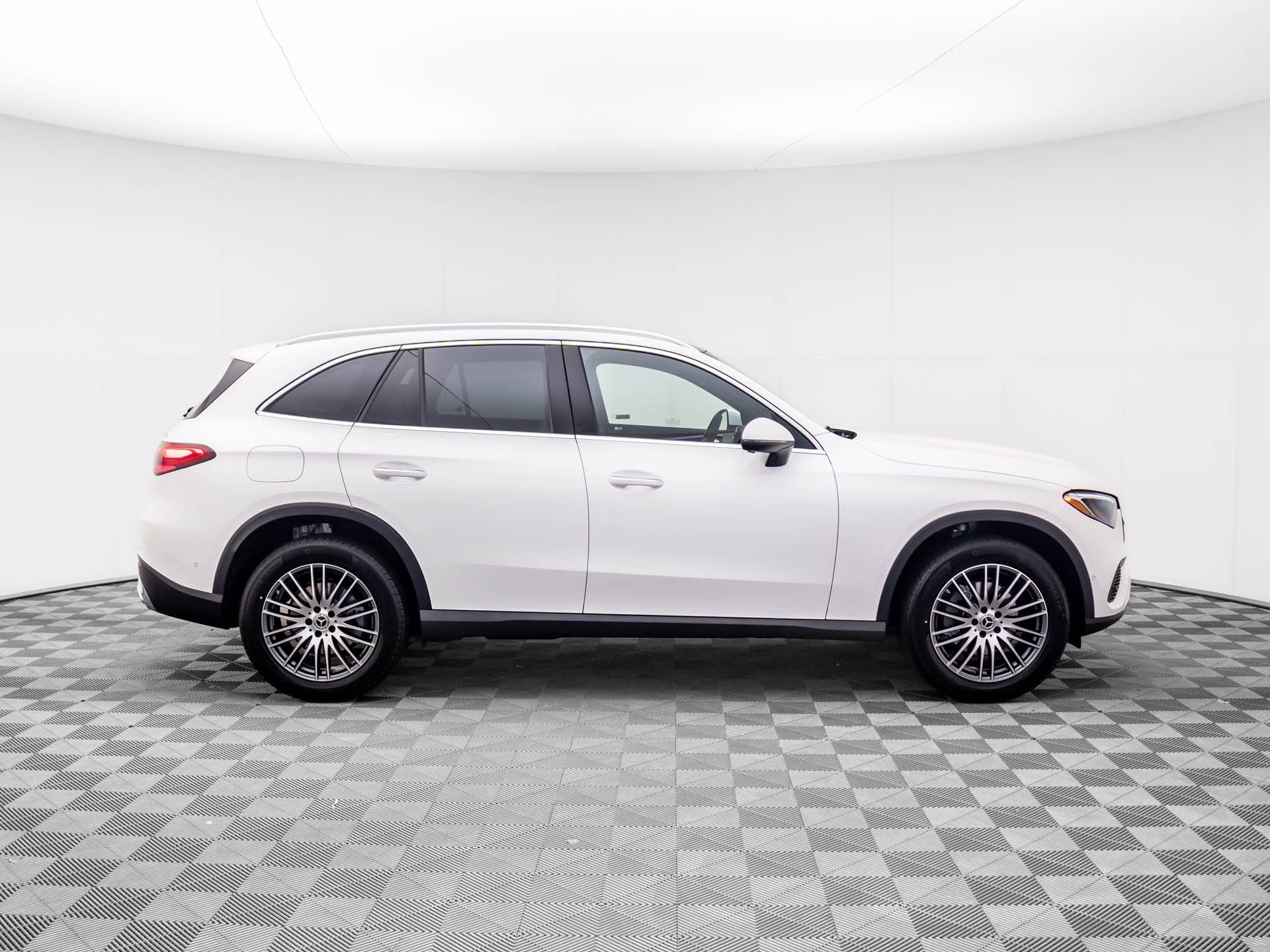 New 2026 Polar White Mercedes-Benz GLC 300 image 6