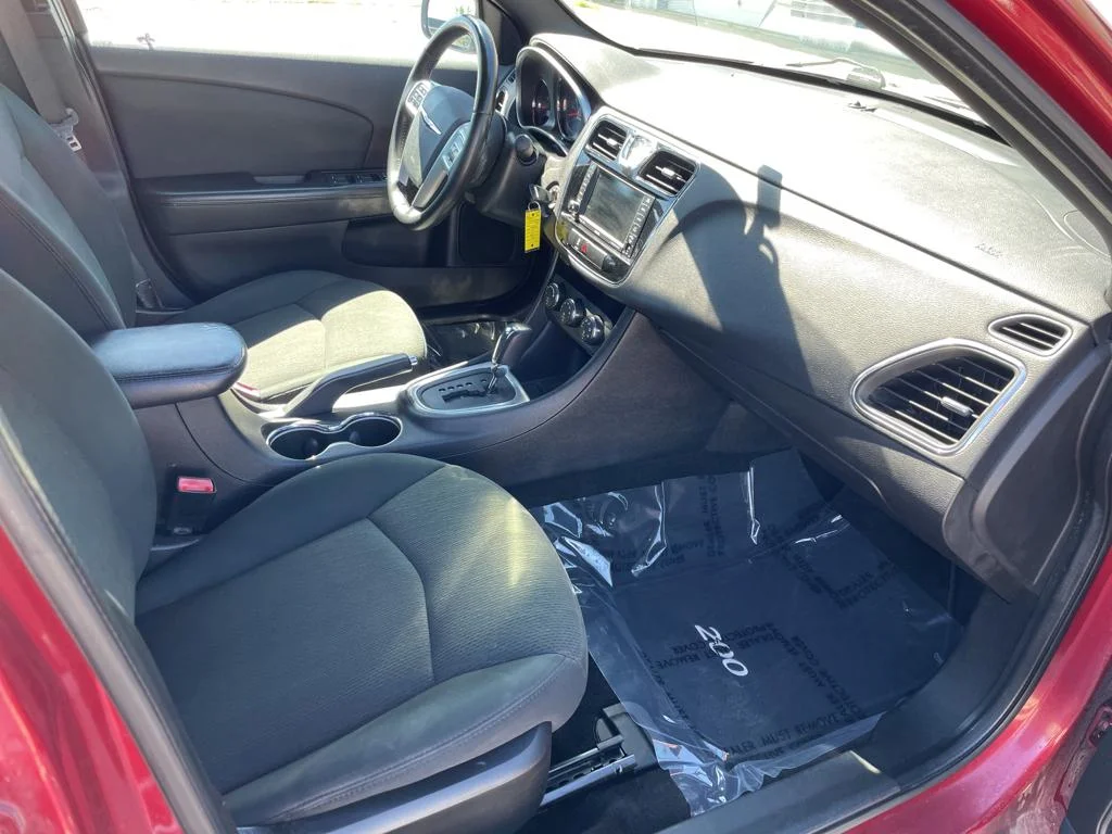 2011 Chrysler 200 Touring - Photo 17