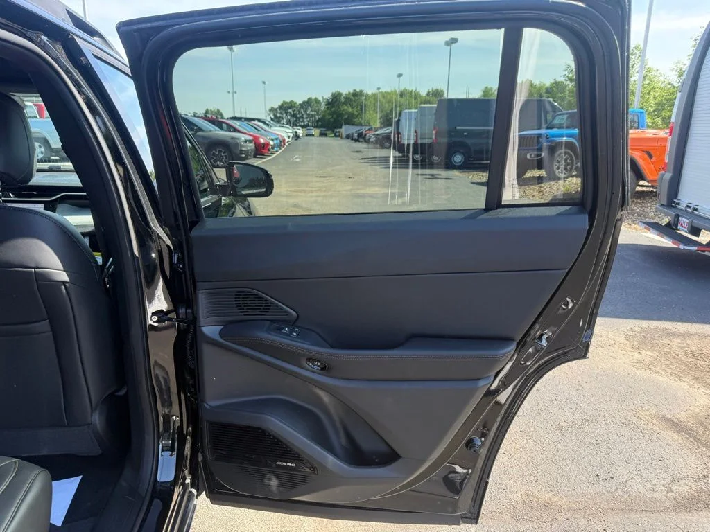 New 2026 Diamond Black Crystal Pearl-Coat Exterior Paint Jeep Limited image 44
