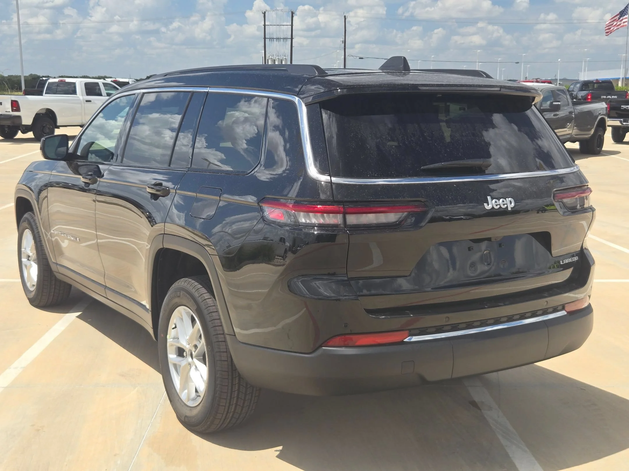 New 2026 Diamond Black Crystal Pearl-Coat Exterior Paint Jeep Laredo image 5