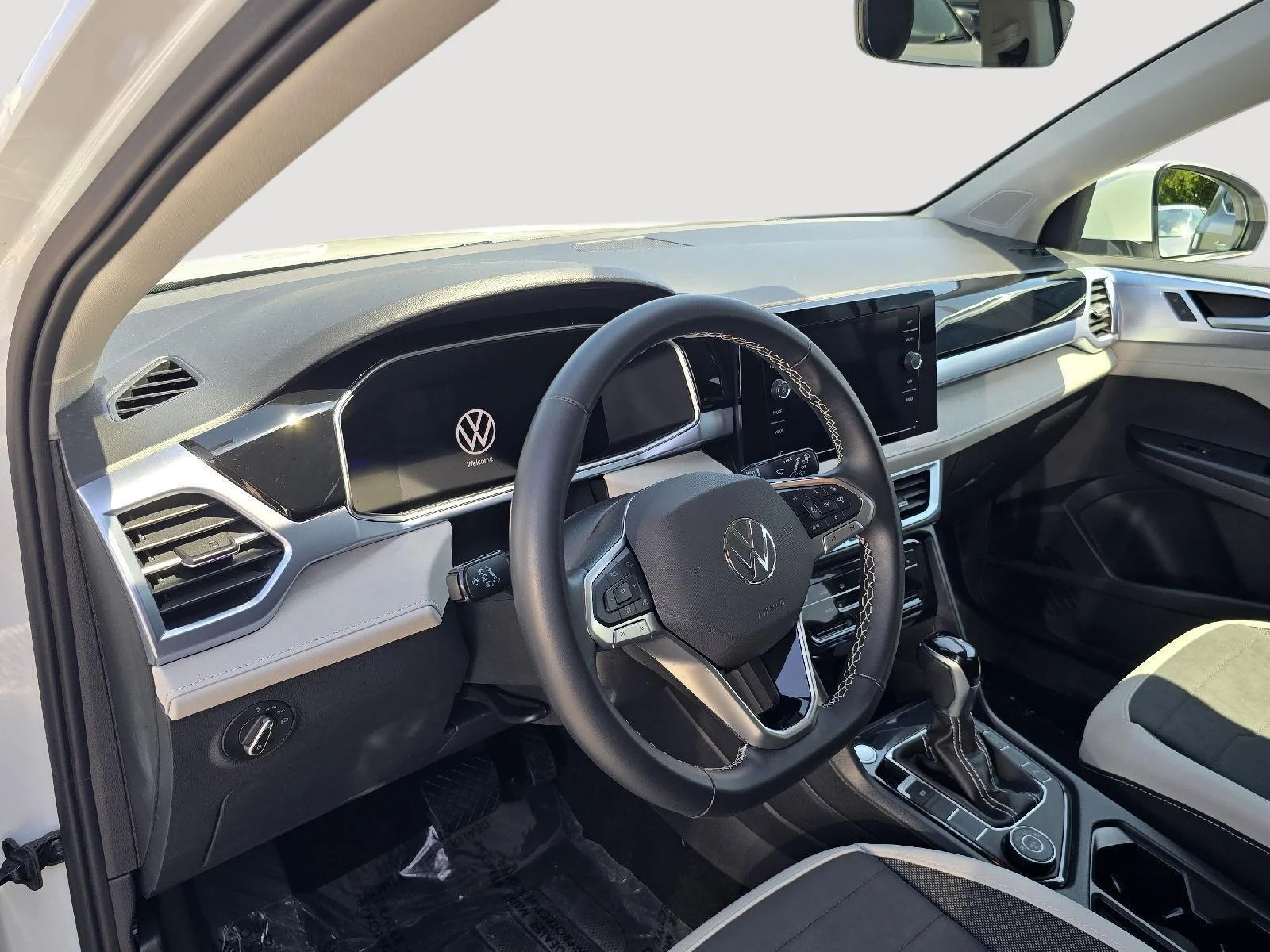 Certified Used 2025 WHITE Volkswagen SE image 18
