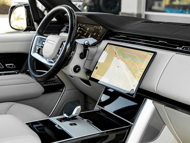 Used 2025 Fuji White Land Rover SE image 39