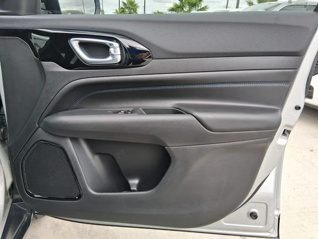 New 2026 Silver Zynith Metallic Clear-Coat Exterior Paint Jeep Latitude image 24