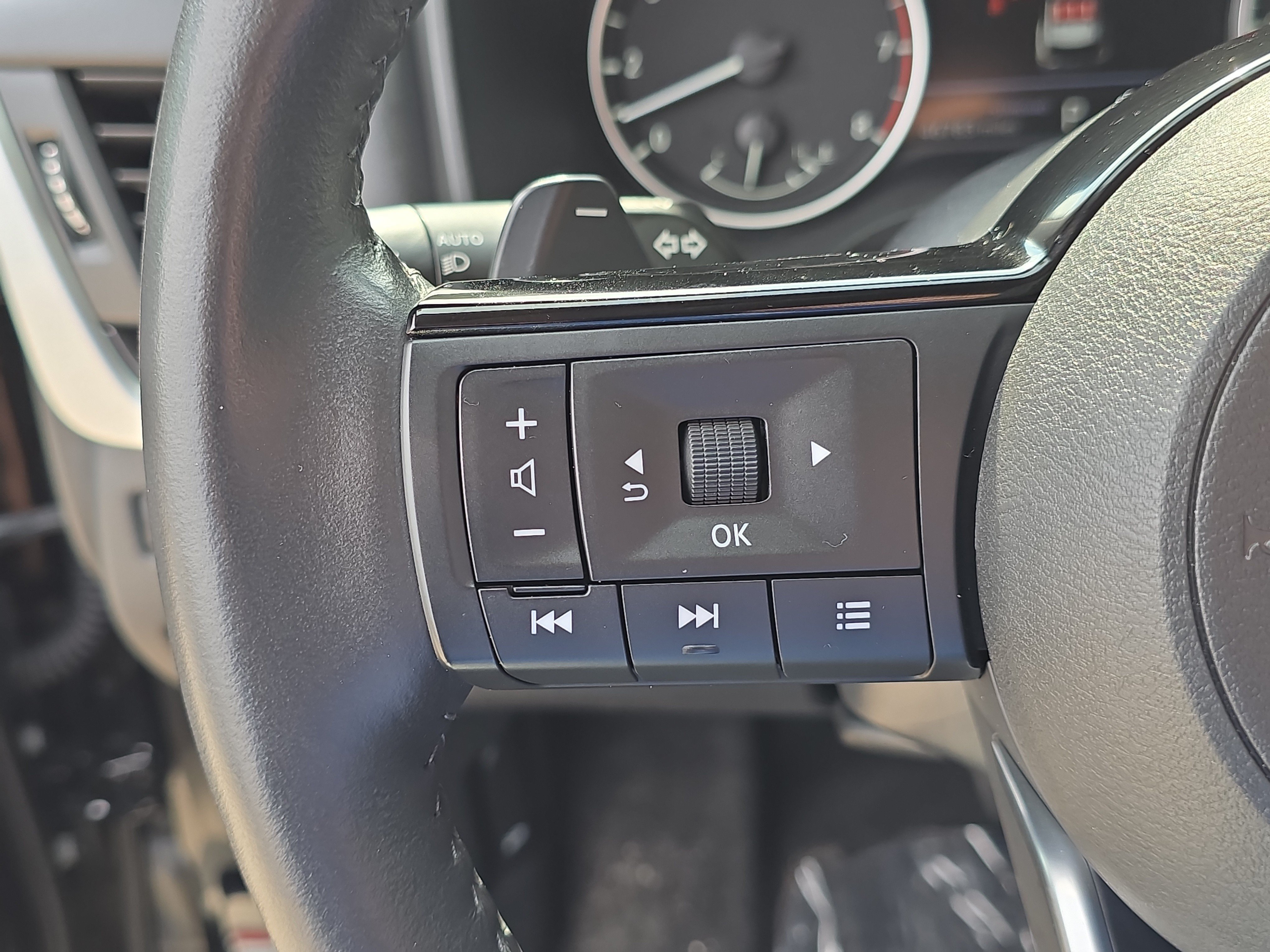 Used 2023 Super Black Nissan SV image 31