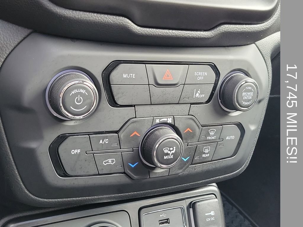 Used 2023 Gray Jeep Latitude image 28